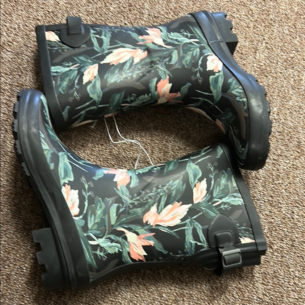 Green and Black Leaf Pattern Winter Boots